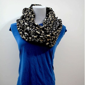 Blatt-botanischer Schal, leichte weiche Voile-Schals für Frauen, roher Rand Boho-Strand-Sarong-Blumen-Verpackungs-Geschenk für sie