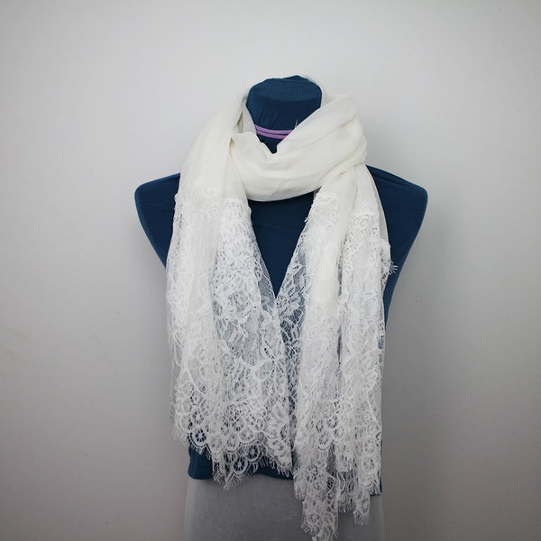 Foulard en dentelle en blanc