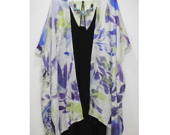 Plumero tipo kimono con estampado floral morado