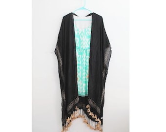Plumero tipo kimono con borlas negras
