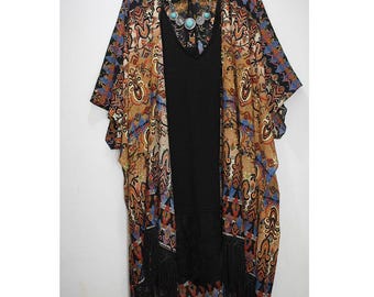 Kimono con borlas estilo bohemio negro