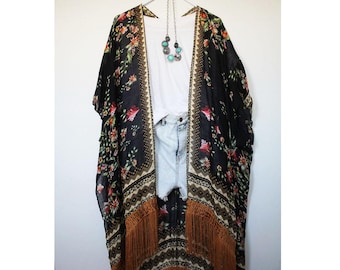 Kimono con borlas y flores negras
