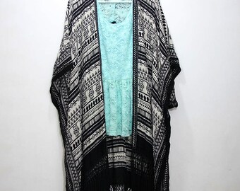 Kimono con borlas negras y estampado geométrico bohemio