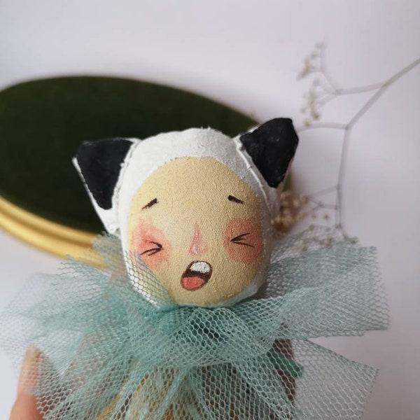 Söt vit katt textil monokrom figurin, kattälskare present, gråtande liten tygdocka, present till kattmamma födelsedag, miljövänlig, present till pappa,