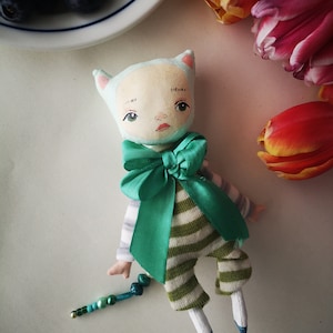 Poupée chat mignonne turquoise fantastique, cadeau anthropomorphe pour les amateurs de chats excentriques, jouet décoratif, poupée chat minou, animaux miniatures, cadeaux pour elle