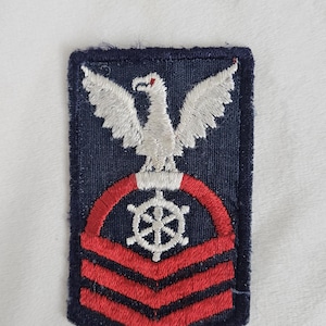 Pode incluir: Um conjunto de três canecas de cerâmica com acabamento fosco e salpicado. As canecas são em tons de creme, cinza claro e cinza escuro. Cada caneca tem um design simples e minimalista.