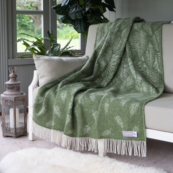 Green Loose Fern Wool Throw, Summer Woven Blanket for Garden, Soft Pattern Bedspread ideal for Housewarming Present