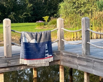 Jipusai Flanell-Überwurfdecke Mit Leuchtturm-Motiv – 152x203 Cm, Weich & Warm Für Sofa, Bett & Camping