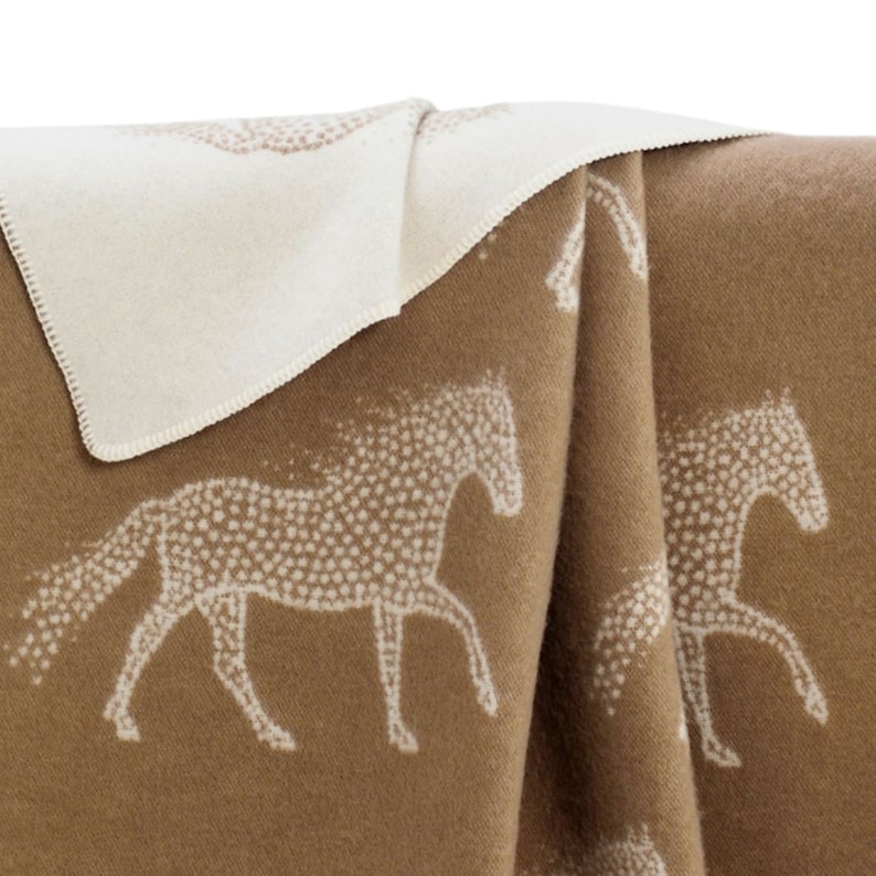 Couverture en laine Dot Horse, lancer réversible marron et blanc cassé, couvre-lit équestre neutre doux, cadeaux pour chevaux image 2