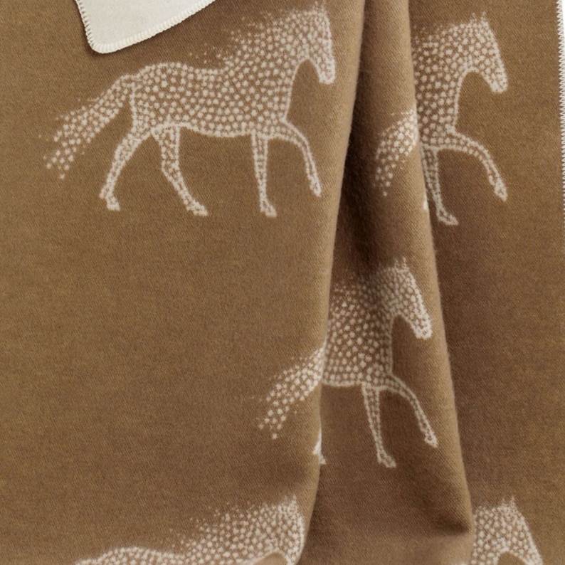 Couverture en laine Dot Horse, lancer réversible marron et blanc cassé, couvre-lit équestre neutre doux, cadeaux pour chevaux image 3