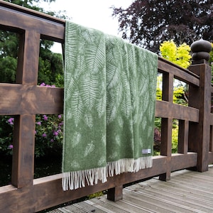 Green Loose Fern Wool Throw, Summer Woven Blanket for Garden, Soft Pattern Bedspread ideal for Housewarming Present
