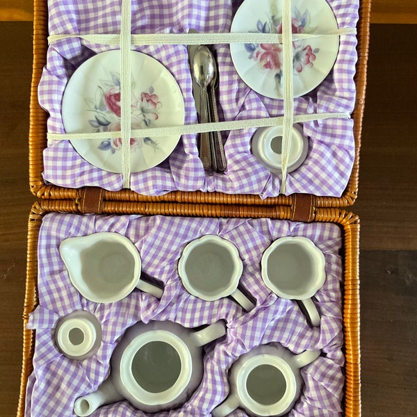 VINTAGE PICNIC BASKET with complete set of porcelain dishes and metal silverware