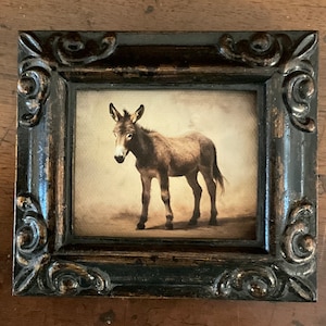 Miniature peinte à la main d'un âne sur une toile de 2,5 x 3 po./ placée dans un cadre en résine vieillie