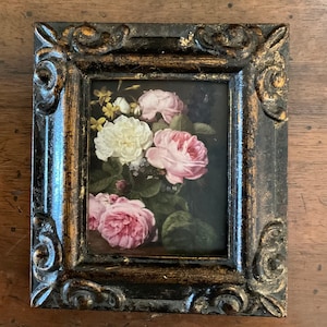 PEINTURE MINIATURE À LA MAIN sur une toile de 2,5 x 3 po. de roses, placée dans un cadre en résine vieillie