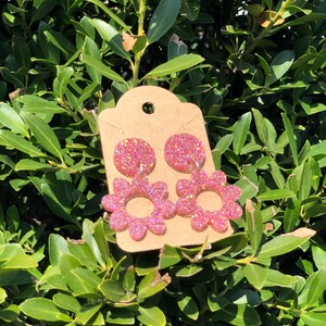 Kolczyki z różowym brokatem Daisy