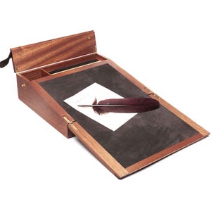 Ecriture inclinée « confortable » en acajou : organiseur de bureau pour calligraphie de style colonial avec tiroirs cachés, calligraphie, écritoires