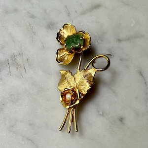 Vintage Gold Ton Blumen Brosche mit grünem Stein und Perle Akzent