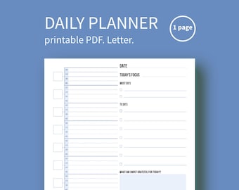 Op de afbeelding: Een printbare dagelijkse planner met een blauw-wit kleurenschema. De planner bevat secties voor de datum, de focus van vandaag, de belangrijkste taken, de taken, waar je het meest dankbaar voor bent, hoe je vandaag hebt gerockt en hoe je morgen nog beter kunt maken.