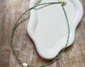 Green beaded pearl necklace with gold accents