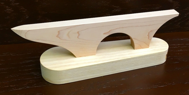 Puede incluir: Un estirador de zapatos de madera con dos arcos, dise&ntilde;ado para ayudar a estirar los zapatos y hacerlos m&aacute;s c&oacute;modos. El estirador est&aacute; hecho de madera de color claro y tiene un acabado liso.