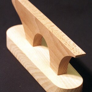 Puede incluir: Un modelo de puente de madera con dos arcos, que descansa sobre una base de madera. La base est&aacute; grabada con la palabra "Yonackraft".