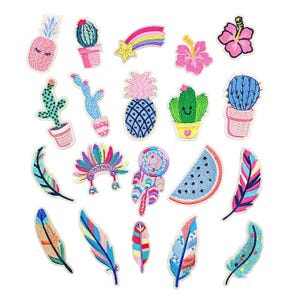 Könnte beinhalten: Eine Sammlung von zwanzig bestickten Aufbügel-Patches mit verschiedenen Motiven, darunter Kakteen in Töpfen, Ananas, bunte Federn, eine Regenbogen-Sternschnuppe, rosa Hibiskusblüten, ein Traumfänger, ein Kopfschmuck und eine Wassermelonenscheibe.
