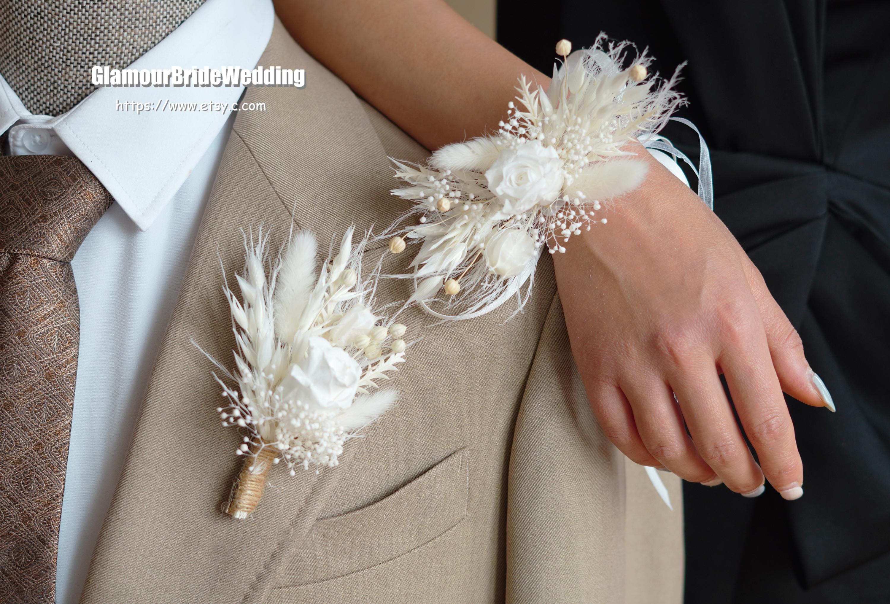 Corsage de roses stabilisées blanches : herbe de la pampa bohème mariée/demoiselle d'honneur fleurs séchées accessoires de fleurs de poignet