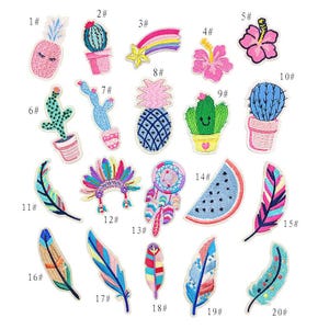 Puede incluir: Una colección de veinte parches bordados termoadhesivos con diseños coloridos que incluyen cactus, piñas, plumas, un arcoíris, flores de hibisco, un atrapasueños, una rodaja de sandía y un tocado, cada uno numerado del 1# al 20#.