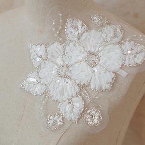 Broderad spetslapp med vitt lotusblommönster, DIY-brudklänning och kostymdesign, glänsande spetslapp