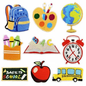 Puede incluir: Un conjunto de nueve parches bordados con temática escolar que incluye una mochila azul, una paleta de pintura amarilla con pinceles, un globo terráqueo, crayones en un soporte, un libro abierto con letras, un despertador rojo, una pizarra con el texto BACK TO SCHOOL, una manzana y un autobús amarillo.