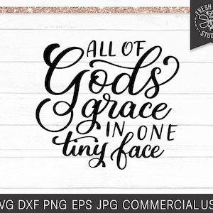 Può includere: Testo nero in corsivo su sfondo bianco: "ALL OF Gods grace IN ONE tiny face." L'immagine include un logo Fresh Cuts Studio e informazioni sui tipi di file. Adatto per progetti creativi.