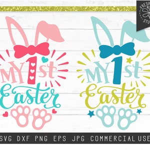 Könnte beinhalten: Zwei digitale Designs für eine erste Osterfeier. Ein Design zeigt ein rosa Kaninchen mit einer rosa Schleife und dem Text "My 1st Easter" in rosa, türkis und weiß. Das andere Design zeigt ein blaues Kaninchen mit einer blauen Schleife und dem Text "My 1st Easter" in blau, gelb und weiß.