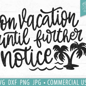 以下が含まれることがあります： 「休暇は当面の間」という黒と白のテキストグラフィック。下にヤシの木2本と波形の線が描かれている。