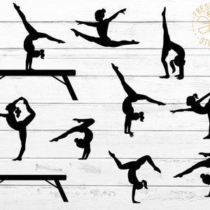 Peut inclure: Silhouettes de gymnastes effectuant diff&eacute;rentes poses sur une poutre d'&eacute;quilibre. Les gymnastes sont en noir et l'arri&egrave;re-plan est un motif de grain de bois blanc. Le texte "FRESH CUTS STUDIO" est dans le coin sup&eacute;rieur droit de l'image.