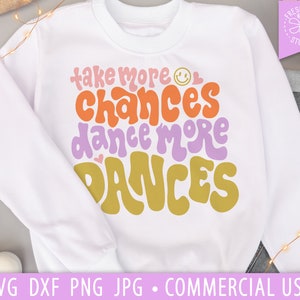 Take More Chances Dance More Dances SVG Hand beschriftetes Zitat, Tänzerin svg, Lächeln Gesicht, positives Zitat, Trendy Sweatshirt PNG Sublimation