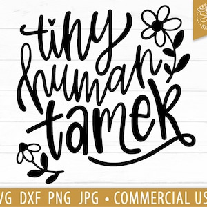 Peut inclure: Conception graphique en noir et blanc avec le texte "tiny human tamer" dans une police d'écriture manuscrite. Le design comprend une petite fleur avec des feuilles.