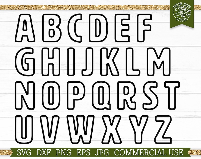 Pu&ograve; includere: Contorno in bianco e nero dell'alfabeto in lettere maiuscole. Le lettere sono in grassetto e hanno un contorno spesso. Le lettere sono su uno sfondo di legno bianco. Il testo "SVG DXF PNG EPS JPG COMMERCIAL USE" &egrave; nella parte inferiore dell'immagine.