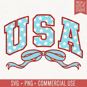 Op de afbeelding: Een patriottisch ontwerp met het woord "USA" in rode letters, gevuld met een blauw sterrenpatroon. Onder de letters bevindt zich een blauw lint met rode contouren. De afbeelding bevat de tekst "SVG • PNG • COMMERCIAL USE".