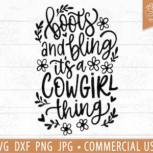 Op de afbeelding: Zwart-wit grafisch ontwerp met bloemmotieven. De tekst luidt "Boots and bling it's a cowgirl thing."