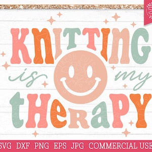Puede incluir: Un diseño gráfico colorido con el texto "Knitting is my therapy" en estilo retro. Una cara sonriente se encuentra en el centro del diseño.