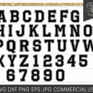 以下が含まれることがあります： 黒と白の大学スタイルのアルファベットと数字。文字と数字は黒で縁取られており、内側は白です。文字は大文字で、数字は標準です。