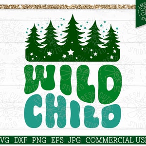 Könnte beinhalten: Eine grüne und türkisfarbene Grafik mit den Worten "WILD CHILD" in einer verspielten Schriftart. Über dem Text befinden sich grüne Bäume und Sterne. Das Bild enthält auch den Text "SVG DXF PNG EPS JPG COMMERCIAL USE".