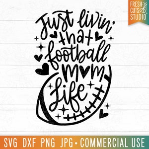 Just Livin' That Football Mom Life SVG, Football Mama, Image de maillot de football, Lettré à la main, Le plus grand fan svg, Mignon Football Sublimation Png