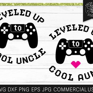 Może przedstawiać: Czarno-biały projekt graficzny z kontrolerem do gier wideo i tekstem "LEVELED UP TO COOL UNCLE" i "LEVELED UP TO COOL AUNT".
