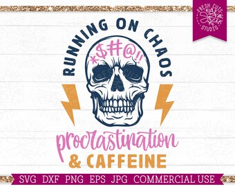 Running on Chaos Procrastination und Koffein SVG Lustige Spruch Cut Datei für Cricut, Skull, Cuss Words, Student, Sublimation PNG Filed dxf jpg