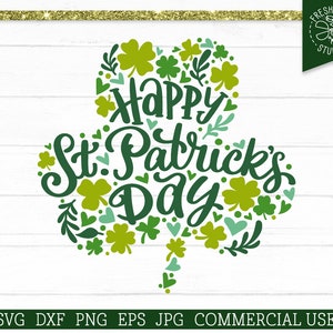 Op de afbeelding: Groen klaverblad ontwerp met de tekst "Happy St. Patrick's Day" in een groen cursief lettertype. Het klaverblad is gemaakt van groene klaverbladeren, harten en krulletjes.