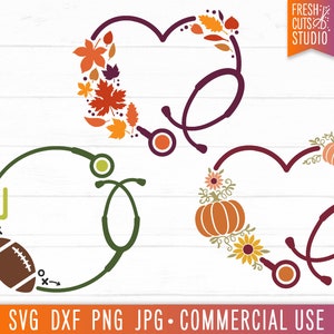 Op de afbeelding: Twee stethoscoopontwerpen met herfstthema's. Een ontwerp heeft een voetbal en een doelpaal, het andere heeft een pompoen en herfstbladeren. De tekst "FRESH CUTS STUDIO" staat in de rechterbovenhoek.