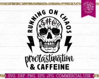 Running on Chaos Procrastination und Koffein SVG Lustige Spruch Cut Datei für Cricut, Skull Lightning Bolts, Mama, Student Sublimation Png dxf