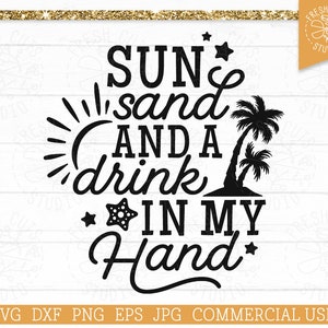 Puede incluir: Diseño gráfico en blanco y negro con el texto "SUN sand AND A drink IN MY Hand" con un sol, palmeras y una estrella de mar.