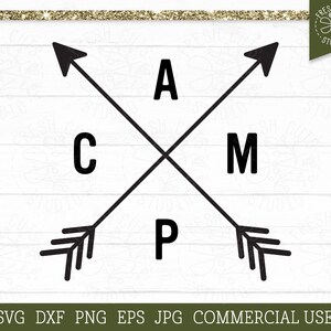 Puede incluir: Diseño gráfico en blanco y negro con la palabra "CAMP" formada por flechas. Las flechas se cruzan en el centro. El diseño incluye el texto "SVG DXX PNG EPS JPG USO COMERCIAL".